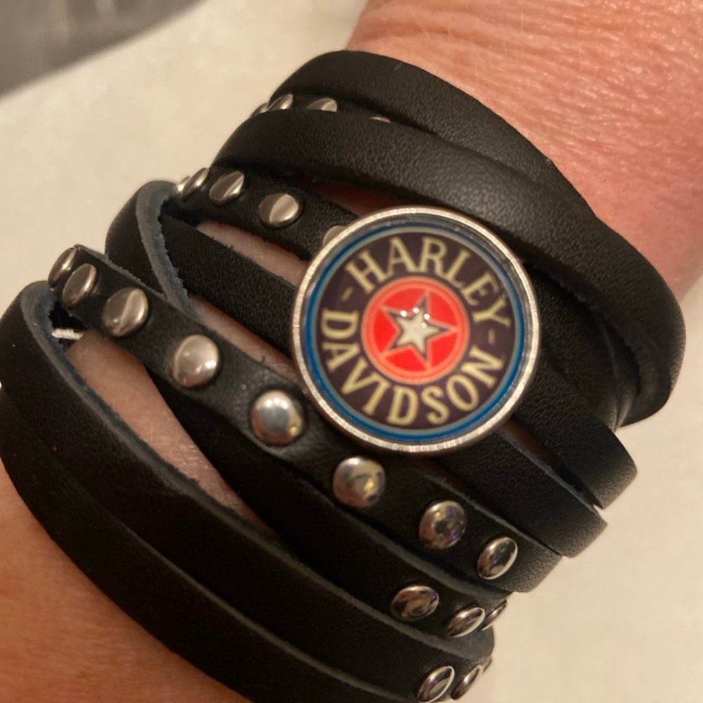 - HD Snap Button Wrap Bracelet - Picture 1 of 10